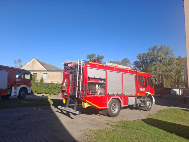 Pożar w bloku w Gryżynie. Pomogli sąsiad akwarysta i czujka dymu [ZDJĘCIA]