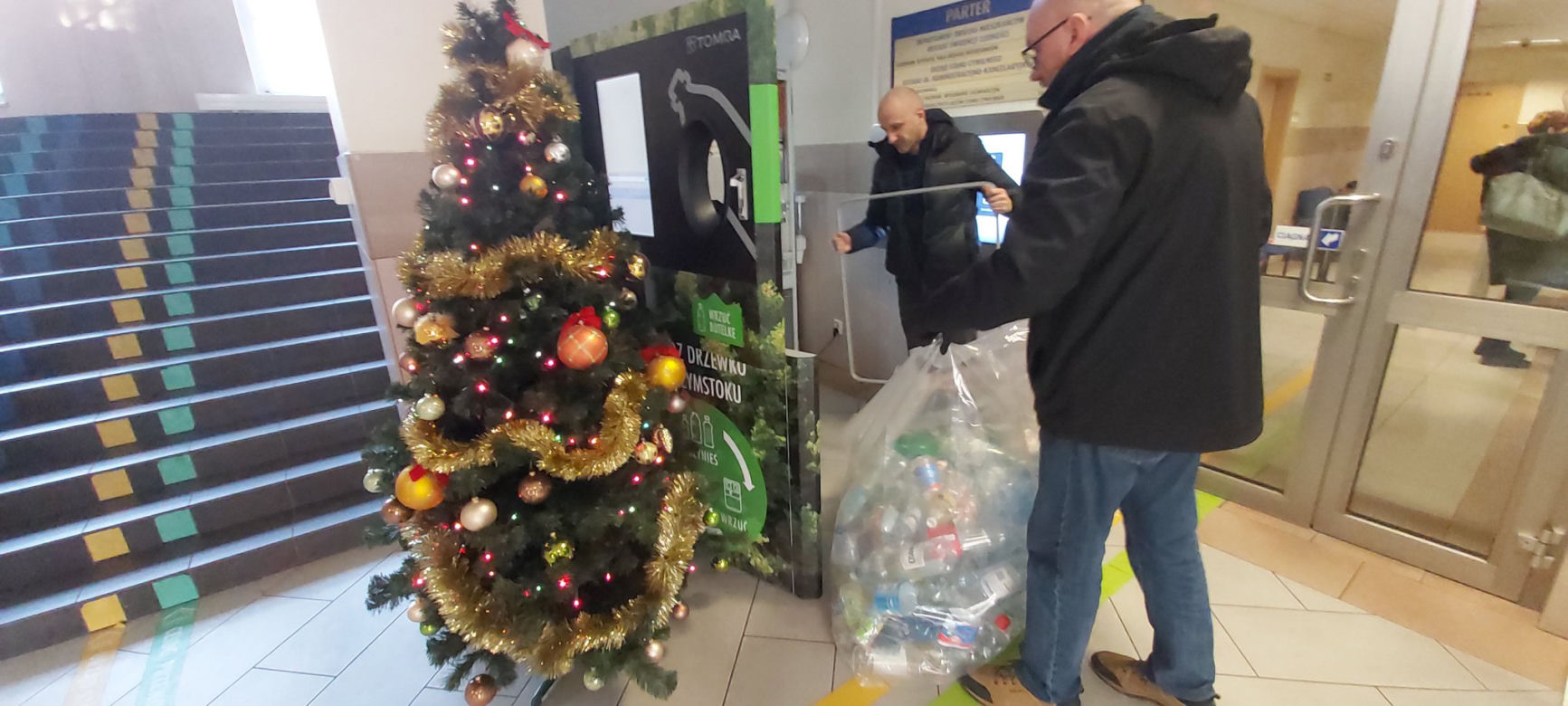 Butelkomaty w Białymstoku. Pierwsza maszyn zapełniona