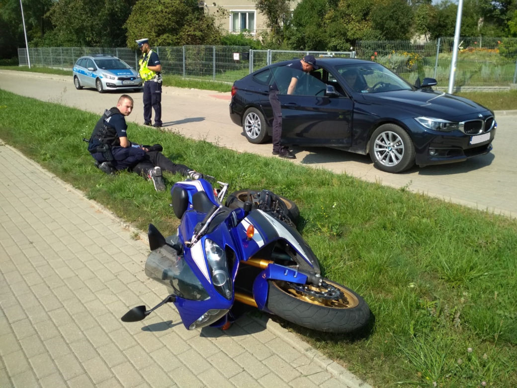 Pościg za motocyklistą w Białymstoku. 32-latek ucieczkę zakończył na trawniku
