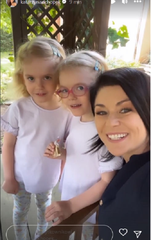 M jak miłość na planie. Kinga (Katarzyna Cichopek), bliźniaczki Emilka (Julia Kempka), Zuzia (Marcelina Kempka) 