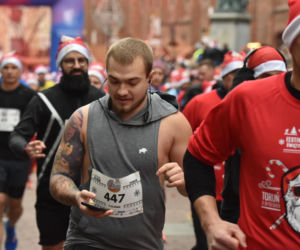 23. Festiwal Biegów Świętych Mikołajów w Toruniu. Zdjęcia ze starówki