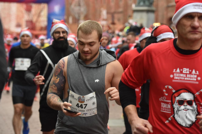 23. Festiwal Biegów Świętych Mikołajów w Toruniu. Zdjęcia ze starówki