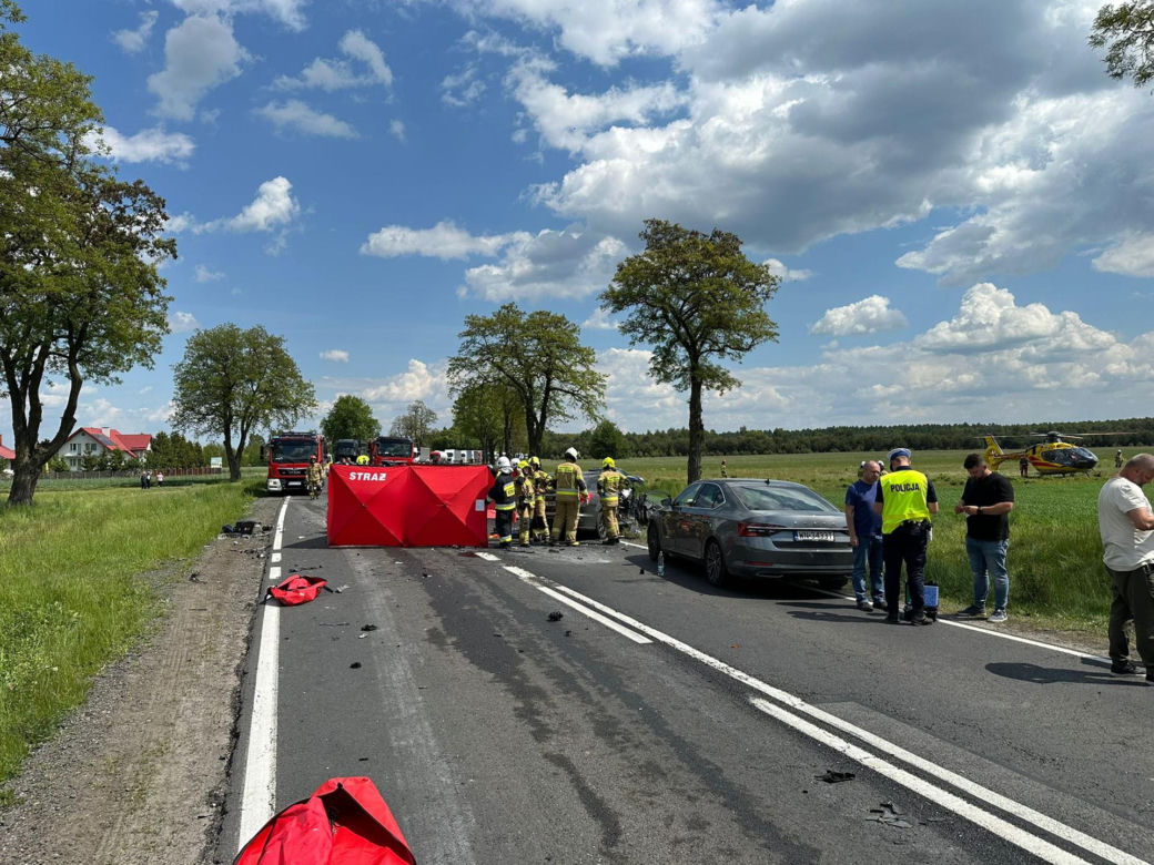 Śmiertelny wypadek na DK12 pod Opocznem. Nie żyje młoda kobieta. W zderzeniu kilku pojazdów brała udział więźniarka [ZDJĘCIA].
