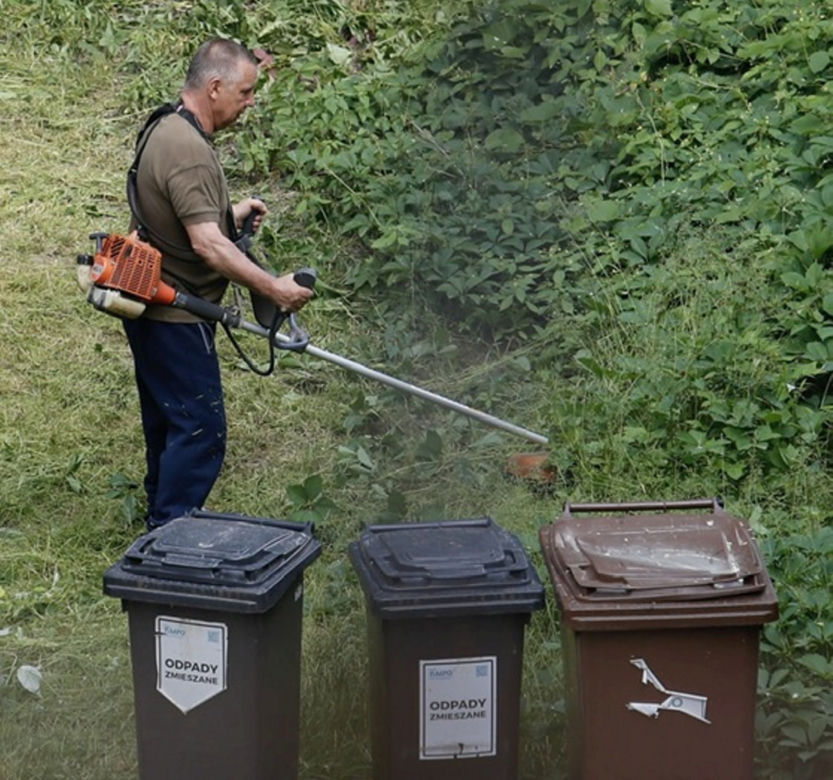 Marian Banaś podczas wiosennego koszenia trawy