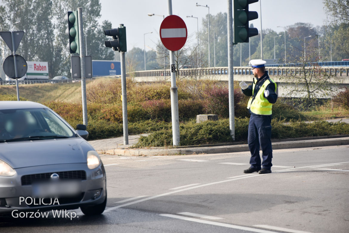 Policjanci pomagają kierowcom po nawałnicy, która przeszła przez Gorzów