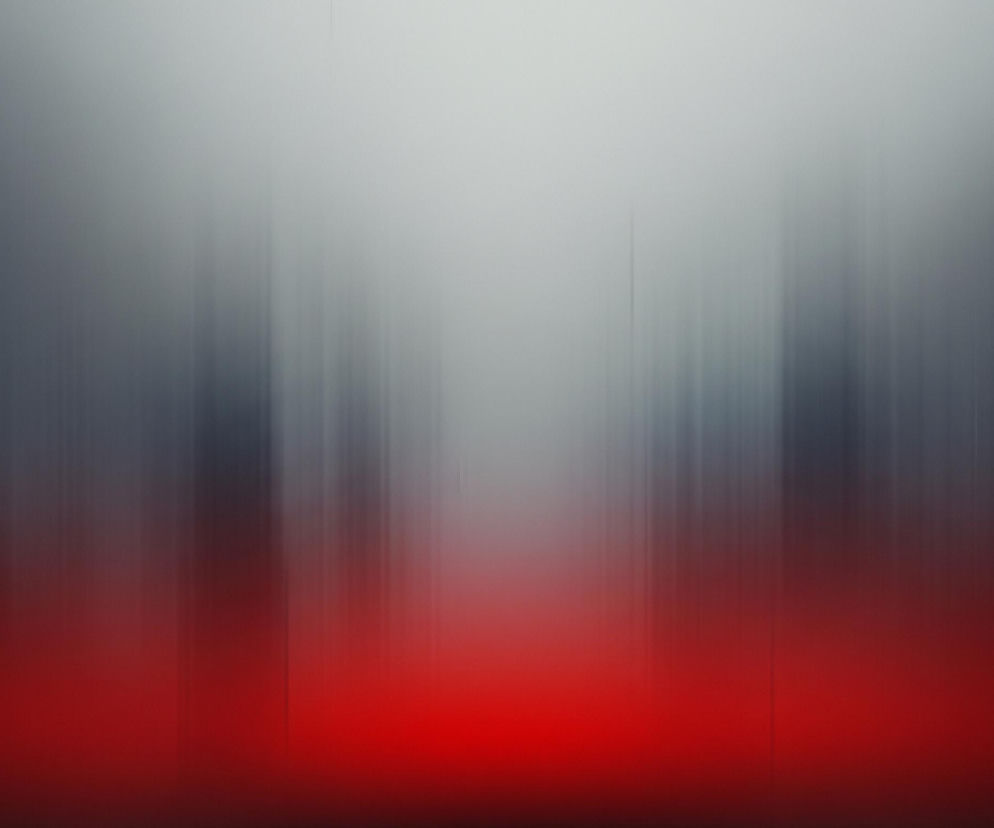 Abstrakcyjne tło o efekcie rozmycia w pionowe smugi dominuje na obrazie. Górna część kompozycji jest jasnoszara, przechodząc stopniowo w ciemniejszy, grafitowy odcień w środkowej partii. Dolna jedna trzecia obrazu jest intensywnie czerwona, z subtelnym przejściem do niemal czarnego koloru na samym dole.