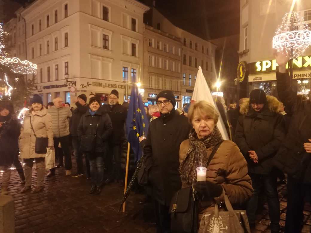 Manifestacja w obronie sądownictwa na Rynku Staromiejskim w Toruniu