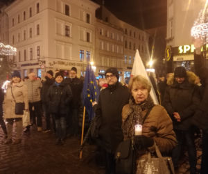 Manifestacja w obronie sądownictwa na Rynku Staromiejskim w Toruniu