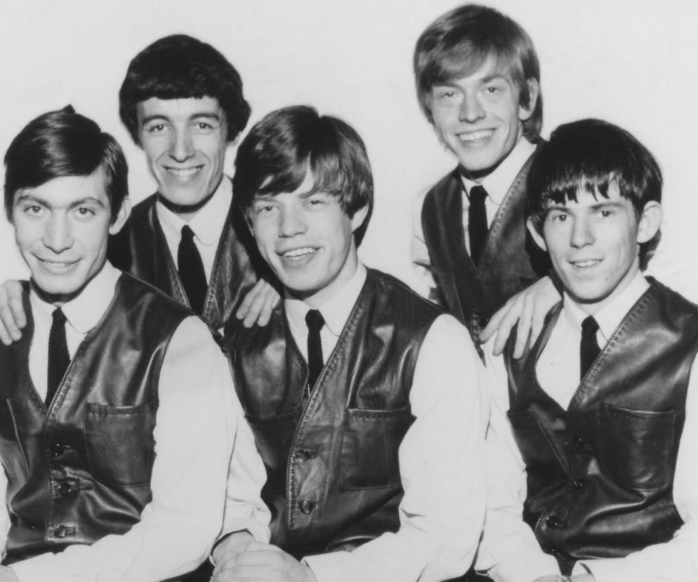 Młodzi członkowie The Rolling Stones w kamizelkach. O historii pierwszego koncertu grupy przeczytasz na EskaRock.