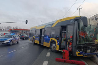 Zderzenie tramwaju z autobusem w Pabianicach. Ranny kierowca trafił do szpitala