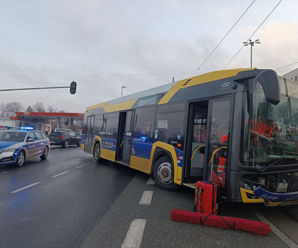 Łódzkie. Zderzenie tramwaju z autobusem. Ranny kierowca