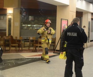 Alarm bombowy w centrum handlowym Promenada 