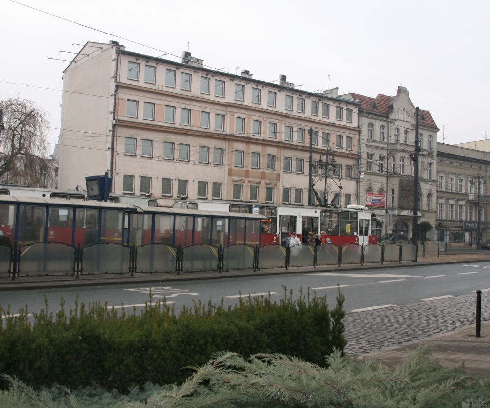 Wielki, szpecący baner zniknął z centrum Bydgoszczy. Miasto walczy z reklamową samowolą.