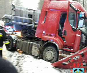 Tragedia na drodze Starachowice Rzepin. Nie żyje 34-letnia kobieta.