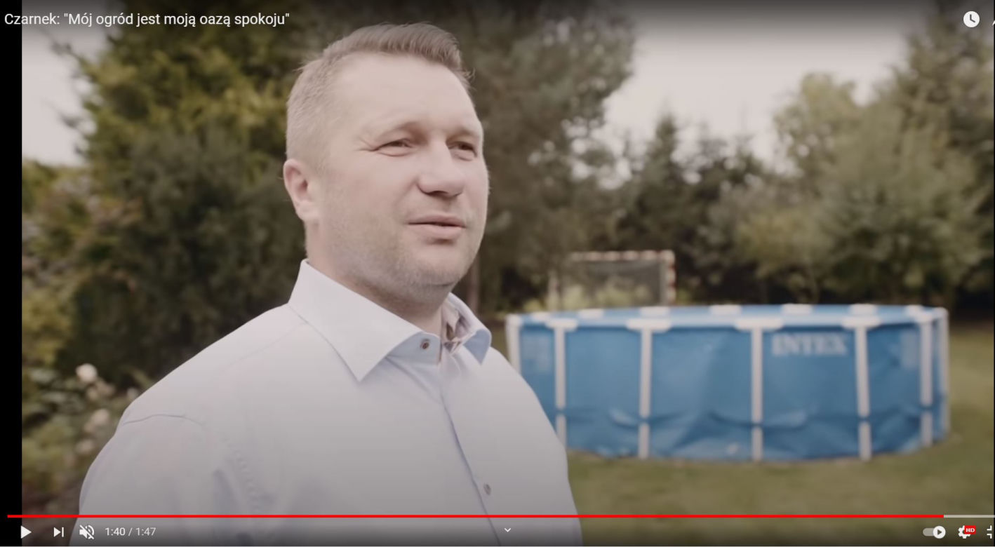 Luksusy Przemysława Czarnka. W ogrodzie basen i boisko 