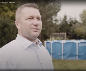 Luksusy Przemysława Czarnka. W ogrodzie basen i boisko 