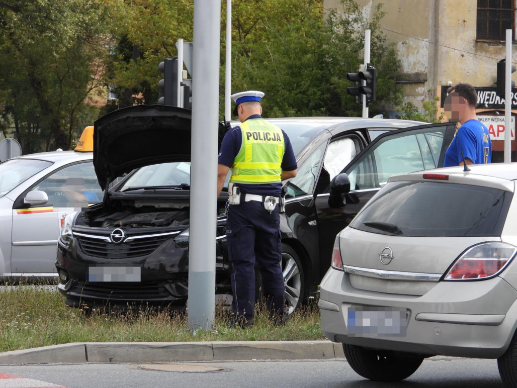   Zderzenie radiowozu z autem na Białołęce. Jeden policjant do szpitala