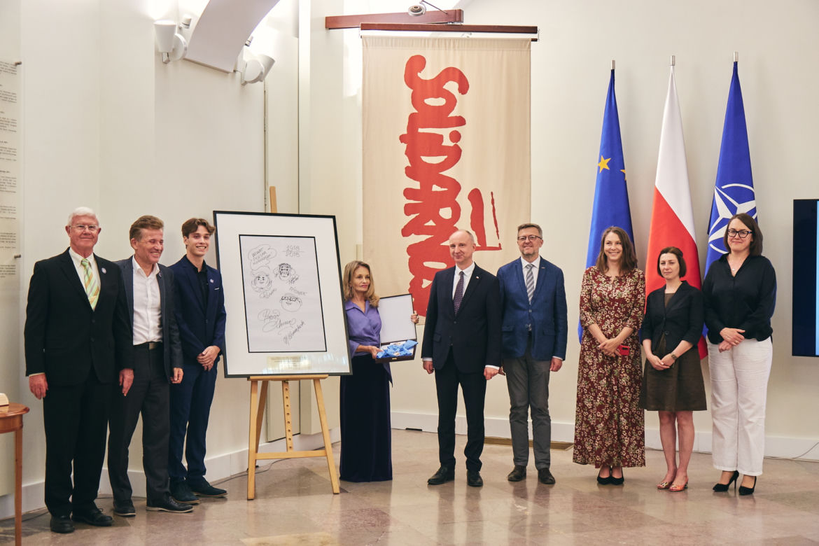 Papcio Chmiel ma mural i drzewo w Warszawie na 100. urodziny 