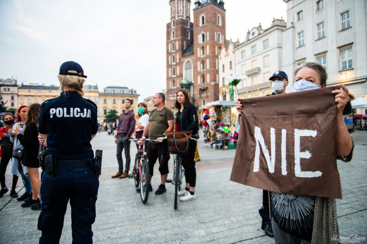 Demonstracja LGBT i narodowców na krakowskim Rynku