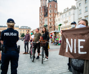 Demonstracja LGBT i narodowców na krakowskim Rynku