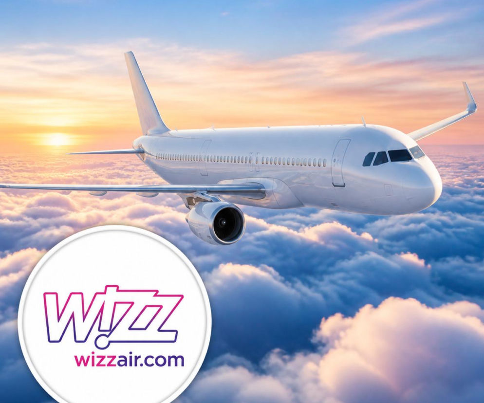 Biały samolot leci nad chmurami o zachodzie słońca. Obok logo linii Wizz Air. O wyprzedaży lotów przeczytasz na SE.