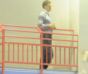 Córka Czarka Pazury uczy się pływać
