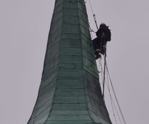 Alpinista na wieży kościoła w Białogardzie