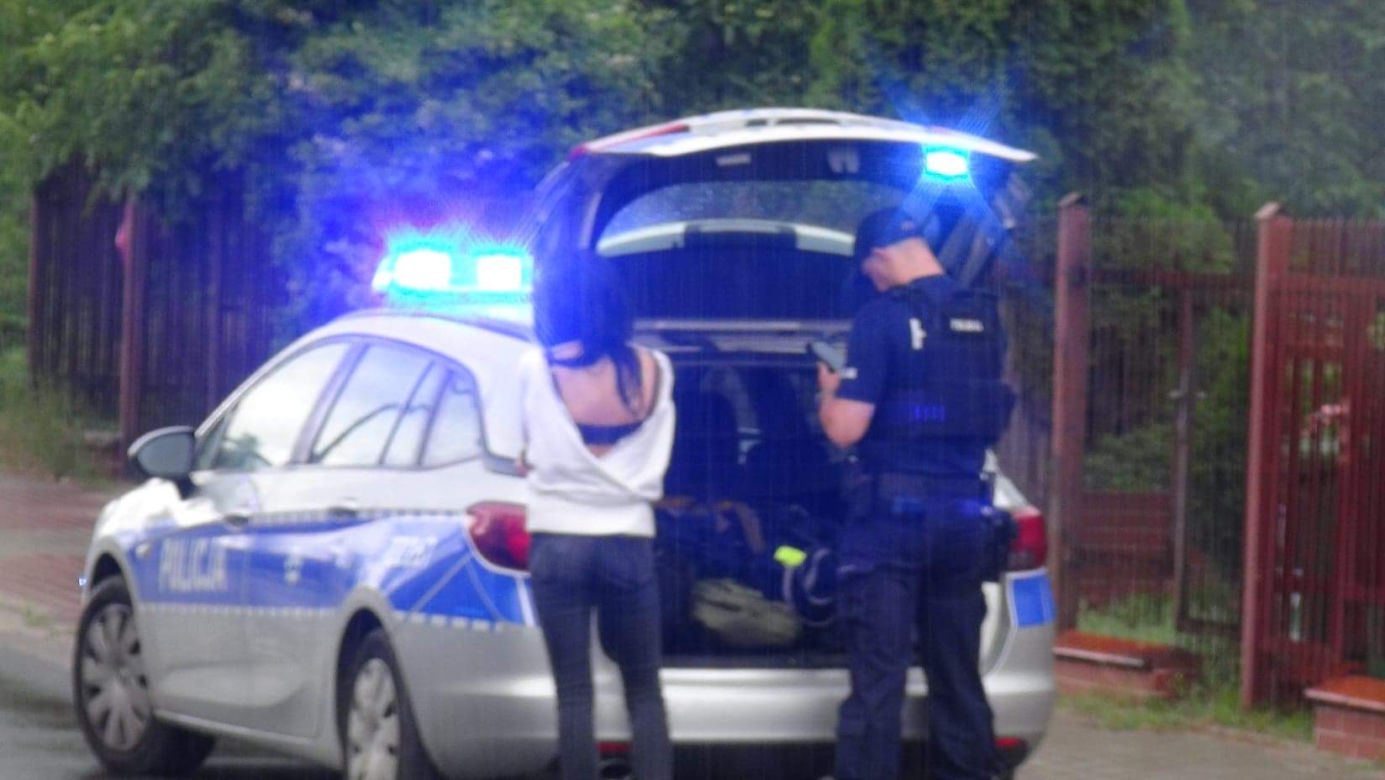 Pościg za pijanym kierowcą w Warszawie. Dachowanie i dwa rozbite samochody