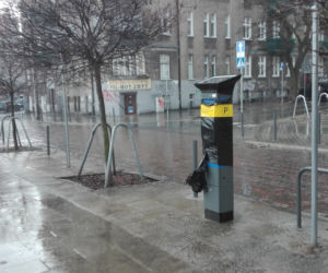 Na poznańskiej Wildzie na miejscach postojowych stoją słupki! Mieszkańcy są oburzeni, bo nie mają gdzie parkować!