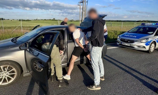 Dwóch młodych Ukraińców zatrzymanych na Pomorzu! Okradli mężczyznę i wzięli na niego pożyczkę