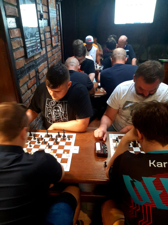 Szachiści ponownie opanowali Hard Rock Pub Pamelę. Letnie rozgrywki trwają