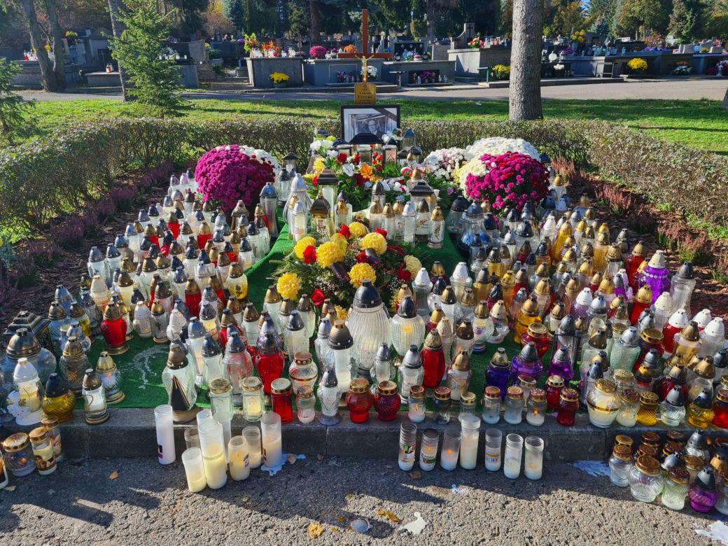 Rzeszów. Ogrom zniczy na mogile Tadeusza Ferenca [GALERIA]