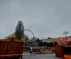 Choinka stoi. Most Staromiejski się stroi. Bydgoszcz rozbłyśnie już 21 listopada 2025. Rusza Bydgoski Jarmark Świąteczny