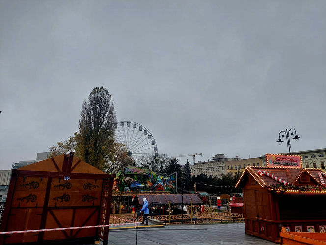 Choinka stoi. Most Staromiejski się stroi. Bydgoszcz rozbłyśnie już 21 listopada 2025. Rusza Bydgoski Jarmark Świąteczny