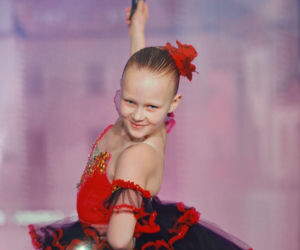 Uczniowie Niepublicznej Szkoły Sztuki Tańca Caro Dance w Siedlcach odnieśli spektakularny sukces, zdobywając łącznie kilkanaście medali podczas pierwszych ogólnopolskich turniejów tanecznych