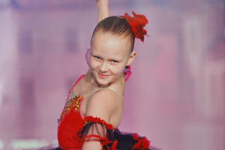 Uczniowie Niepublicznej Szkoły Sztuki Tańca Caro Dance w Siedlcach odnieśli spektakularny sukces, zdobywając łącznie kilkanaście medali podczas pierwszych ogólnopolskich turniejów tanecznych