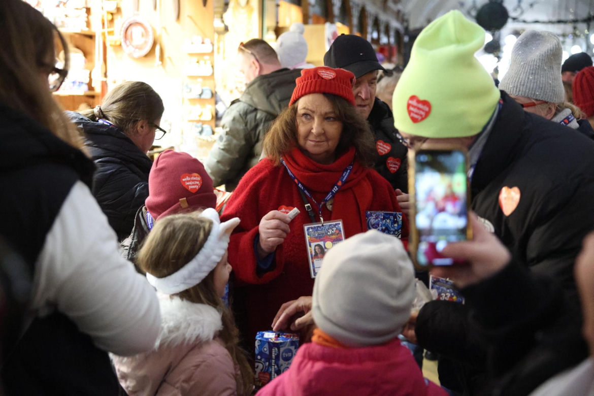 Kraków. Aktorka i prezeska fundacji "Mimo Wszystko" Anna Dymna kwestuje na krakowskim Rynku, w ramach 33. Finału Wielkiej Orkiestry Świątecznej Pomocy.