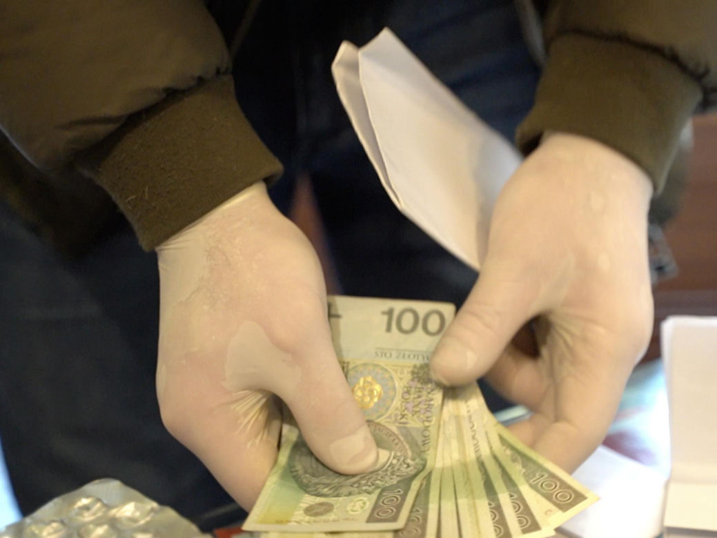 Werbowali do pracy, zmuszali do prostytucji. Policja rozbiła gang handlujący ludźmi