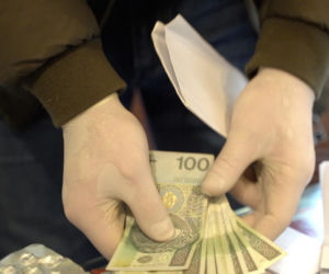 Werbowali do pracy, zmuszali do prostytucji. Policja rozbiła gang handlujący ludźmi