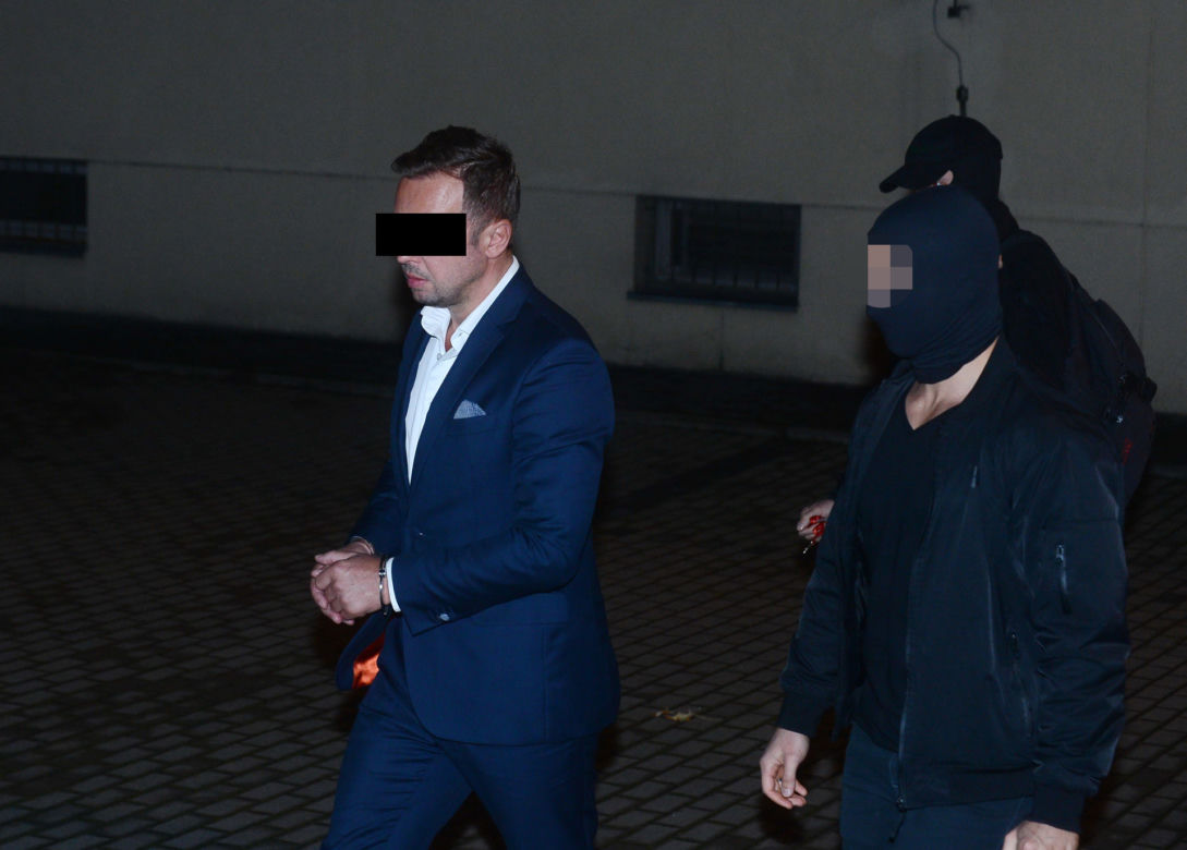 W sądzie nie przyznaje się do winy. Twierdzi, że 200 tys zł wrzucone mu do samochodu to pożyczka a nie łapówka