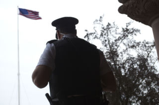 Policjant żartował z Holocaustu. Dostał 1,5 miliona dolarów i stracił pracę