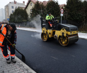 Wylali asfalt, zerwali go i znów wylali. Remont w Ząbkach jak u Bareji
