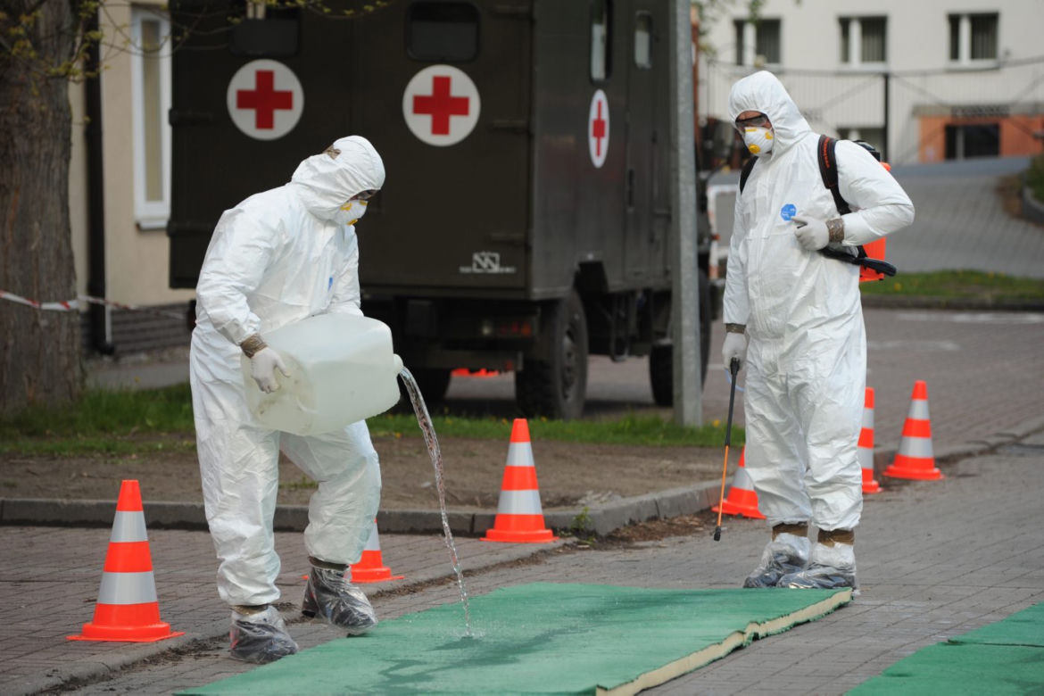 Żołnierze WOT pobierają wymazy na obecność koronawirusa
