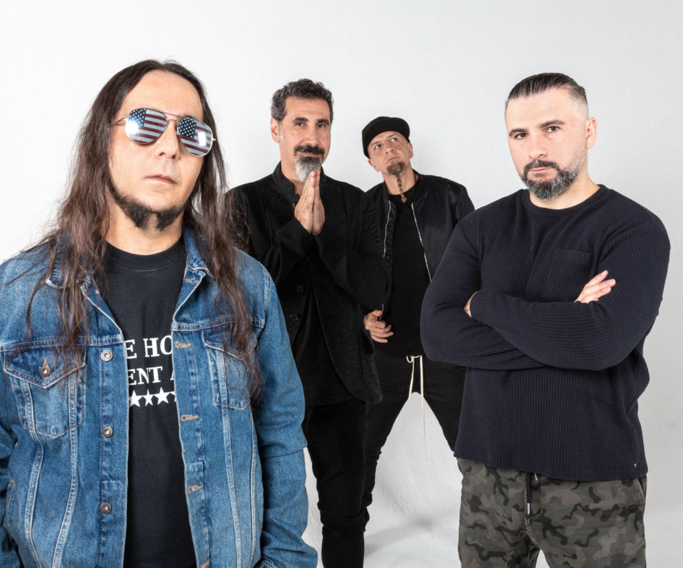 Muzycy zespołu System of a Down pozują na białym tle. O sukcesach grupy na Spotify przeczytasz na EskaRock.