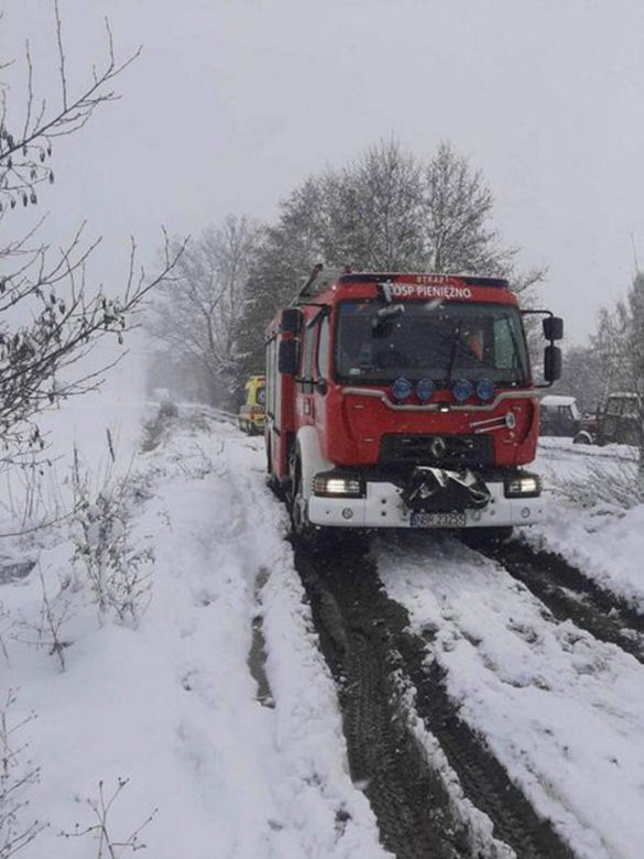 Karetka ugrzęzła w śniegu. Chorego wieźli na saniach.