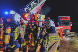 Pożar w Paniówkach. Paliły się ciężarówki na parkingu