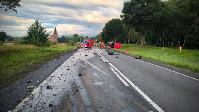 Tragiczny wypadek na DK10. Bus zderzył się z ciężarówką. Kierowca zginął na miejscu