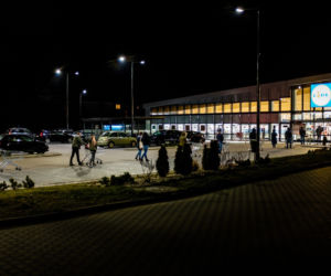 Wielkie kolejki do sklepów przed Wielkanocą