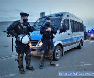 Derby Dolnego Śląska: Kibice zgromadzili się pod stadionem. W kierunku policjantów poleciały race 