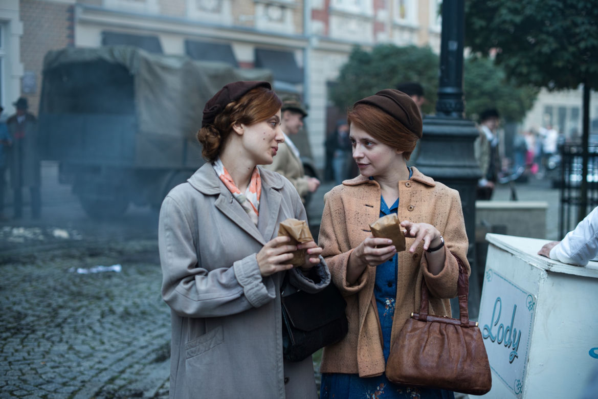 Stulecie Winnych 2 sezon odc. 22. Ania (Weronika Humaj), Mania (Karolina Bacia)